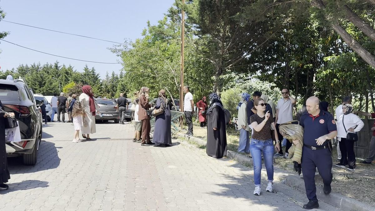 Otomobil fren yerine gaza basınca velilerin arasına daldı: 6 yaralı