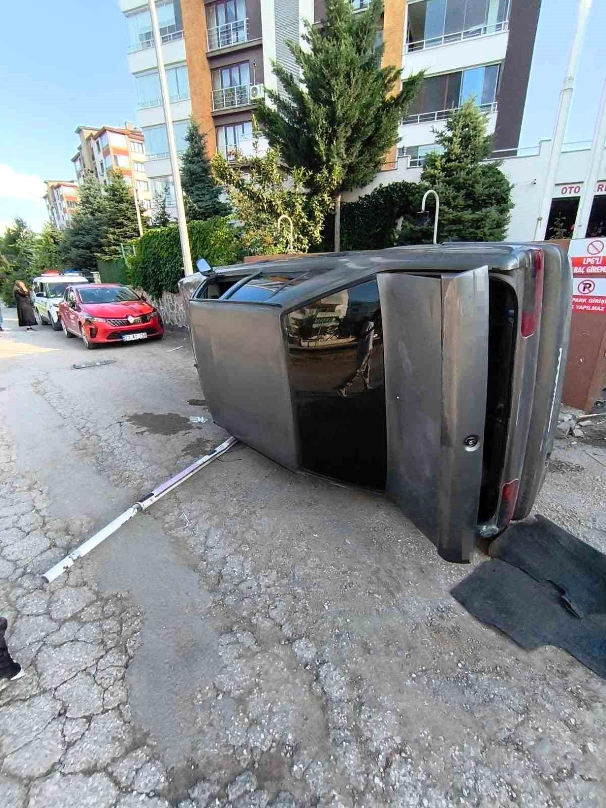 Elazığ'da otomobil yan yattı: 1 yaralı