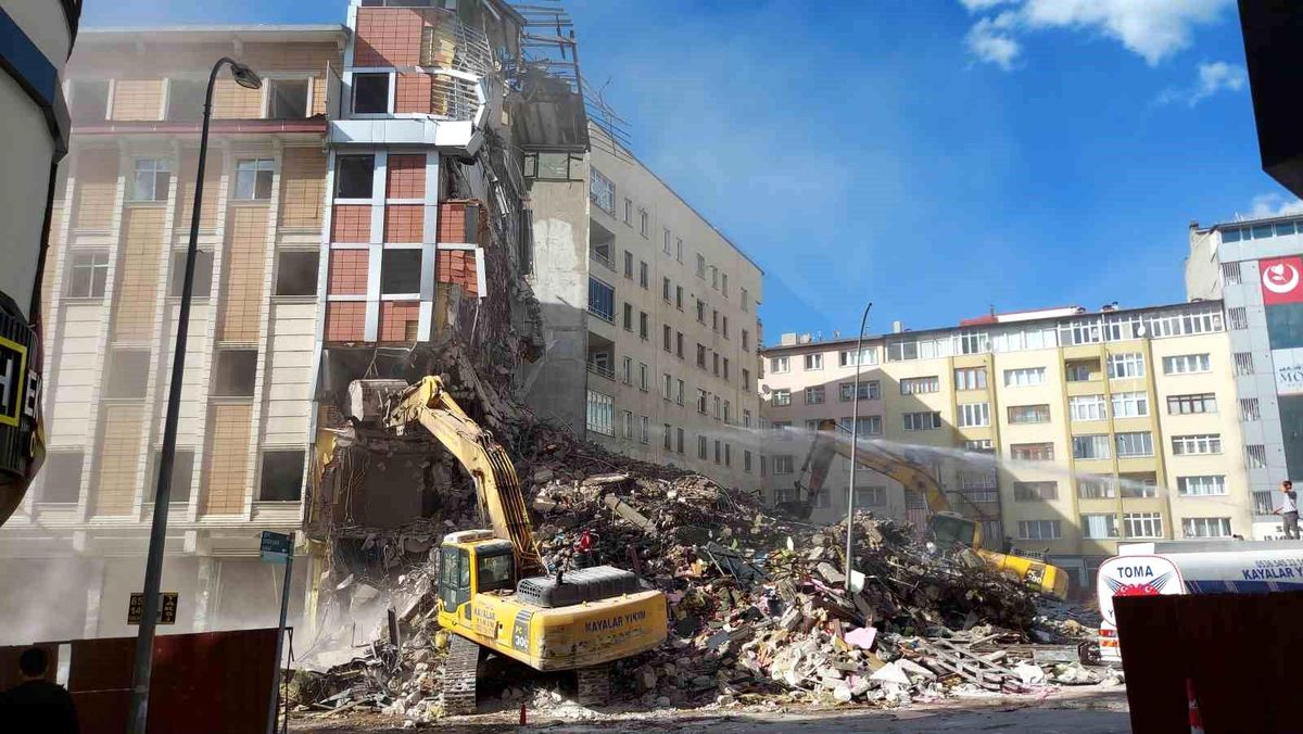 Erzurum'da kontrollü yıkımda korkutan anlar