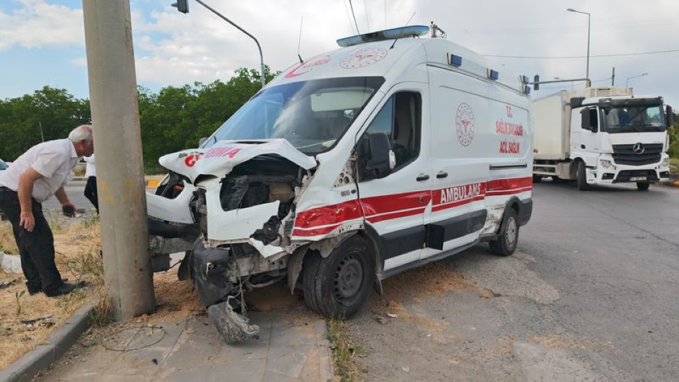10 yaralı! Ambulans kazaya karıştı