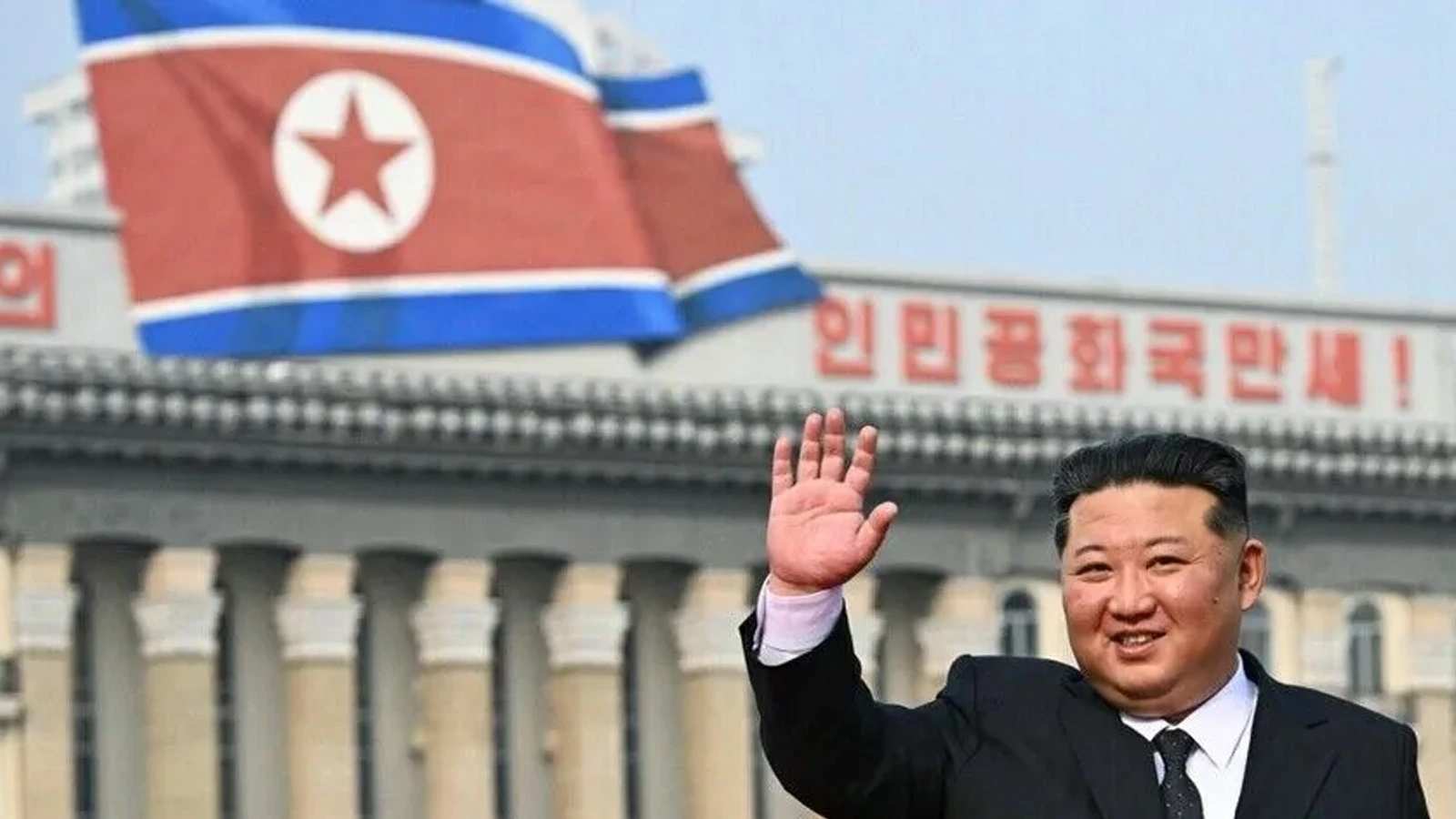 Kuzey Kore'den yeni füze gösterisi: Kuzey Kore lideri Kim, test atışını takip etti