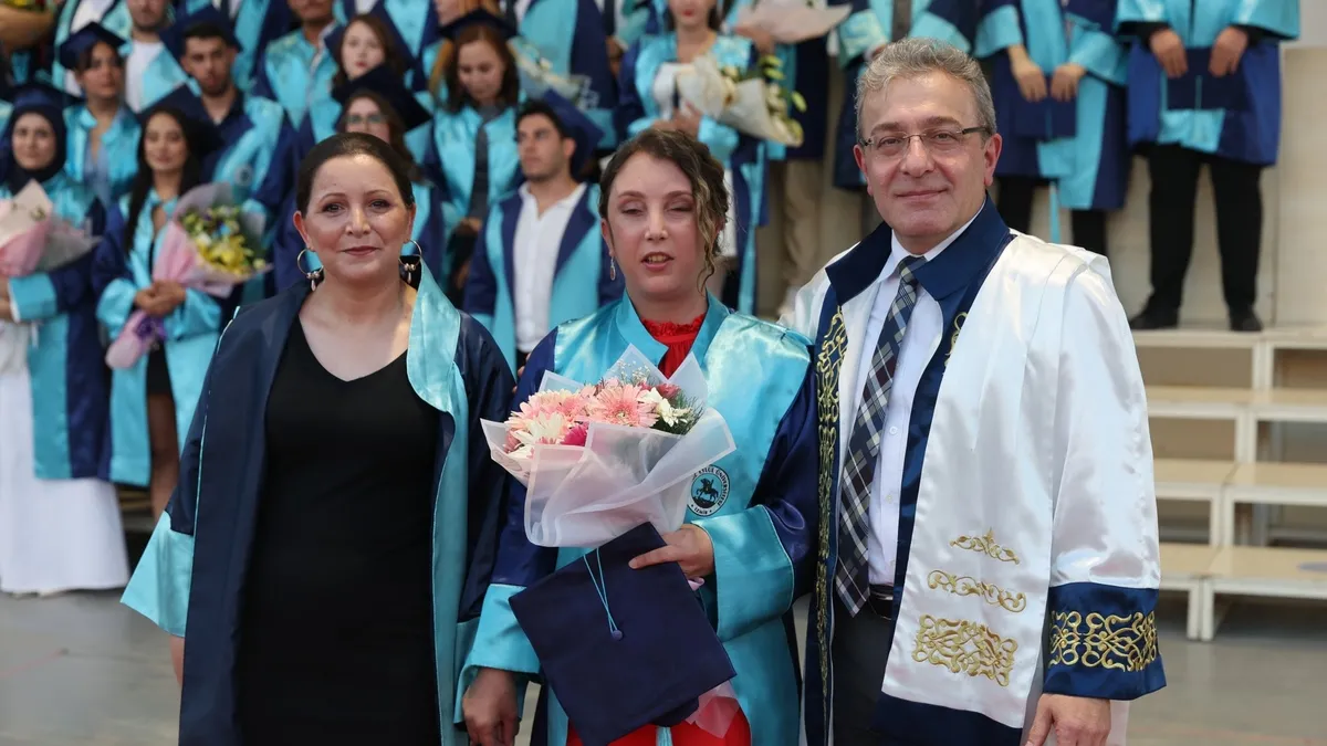 İzmir'de yılın en anlamlı mezuniyeti: Görme engelli Kardelen ve annesinin büyük zaferi