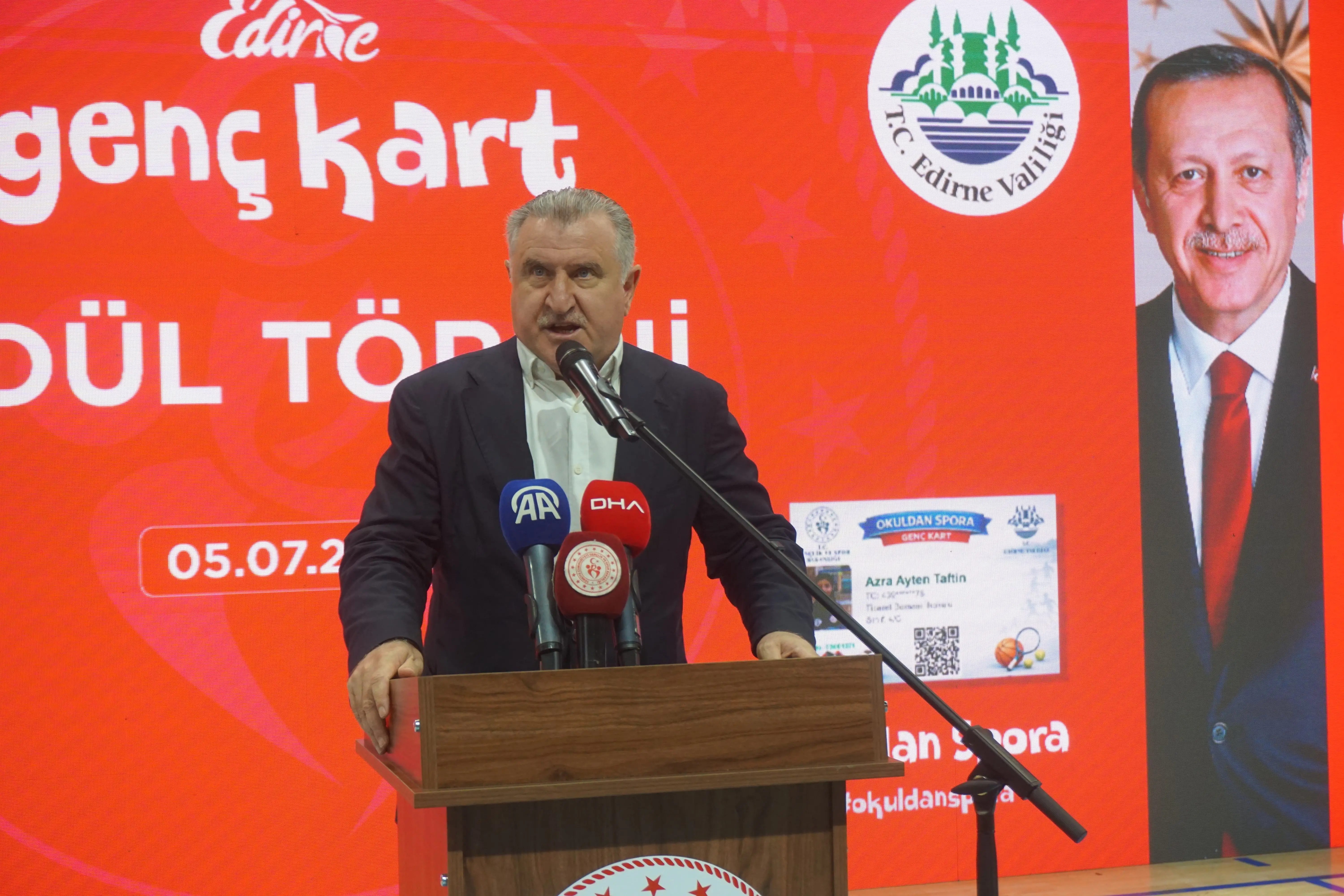 Bakan Bak'tan başpehlivan Erkan Taş'a tebrik