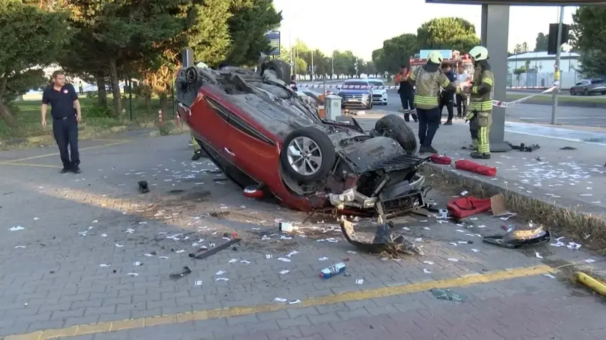 Taklalar atan otomobil yol kenarındaki otoparka uçtu