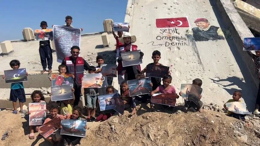 Gazzeli gençler, Şehit Ömer Halisdemir'i duvar resmiyle andı