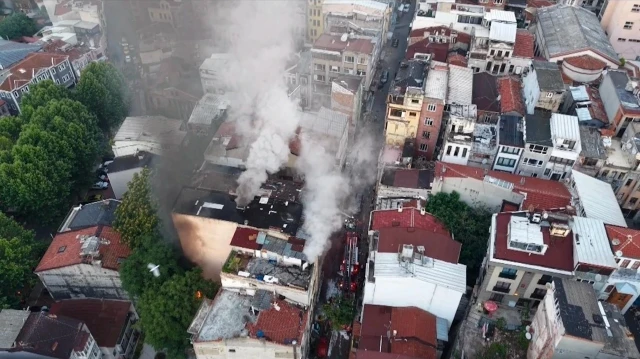 Fatih'te 5 katlı iş hanında yangın: 1 kişi kurtarıldı