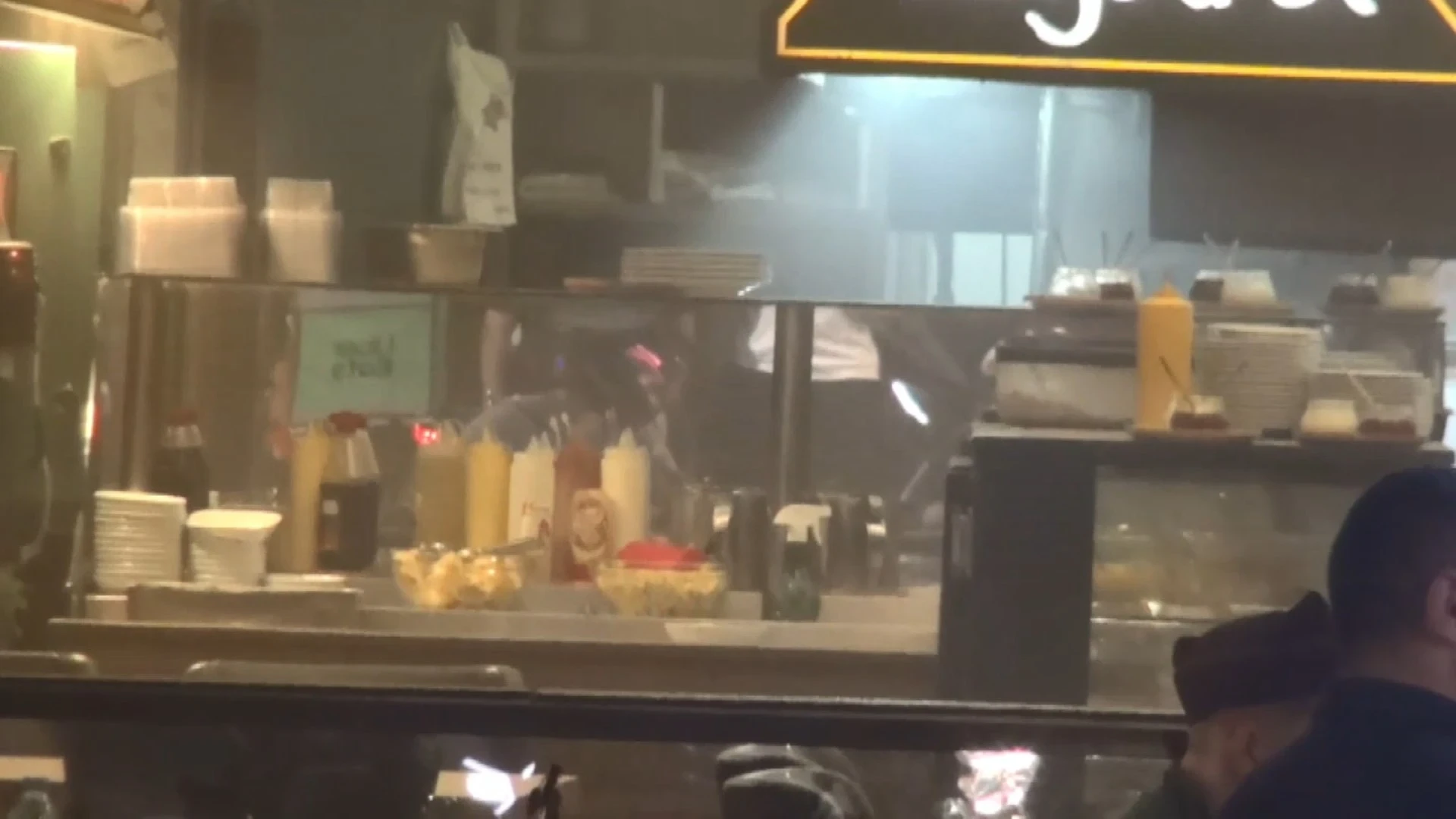 Silivri'de korkutan restoran yangını! 5 kişi dumandan etkilendi
