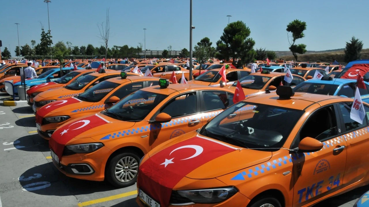 İstanbul'da taksicilerden 15 Temmuz demokrasi konvoyu!