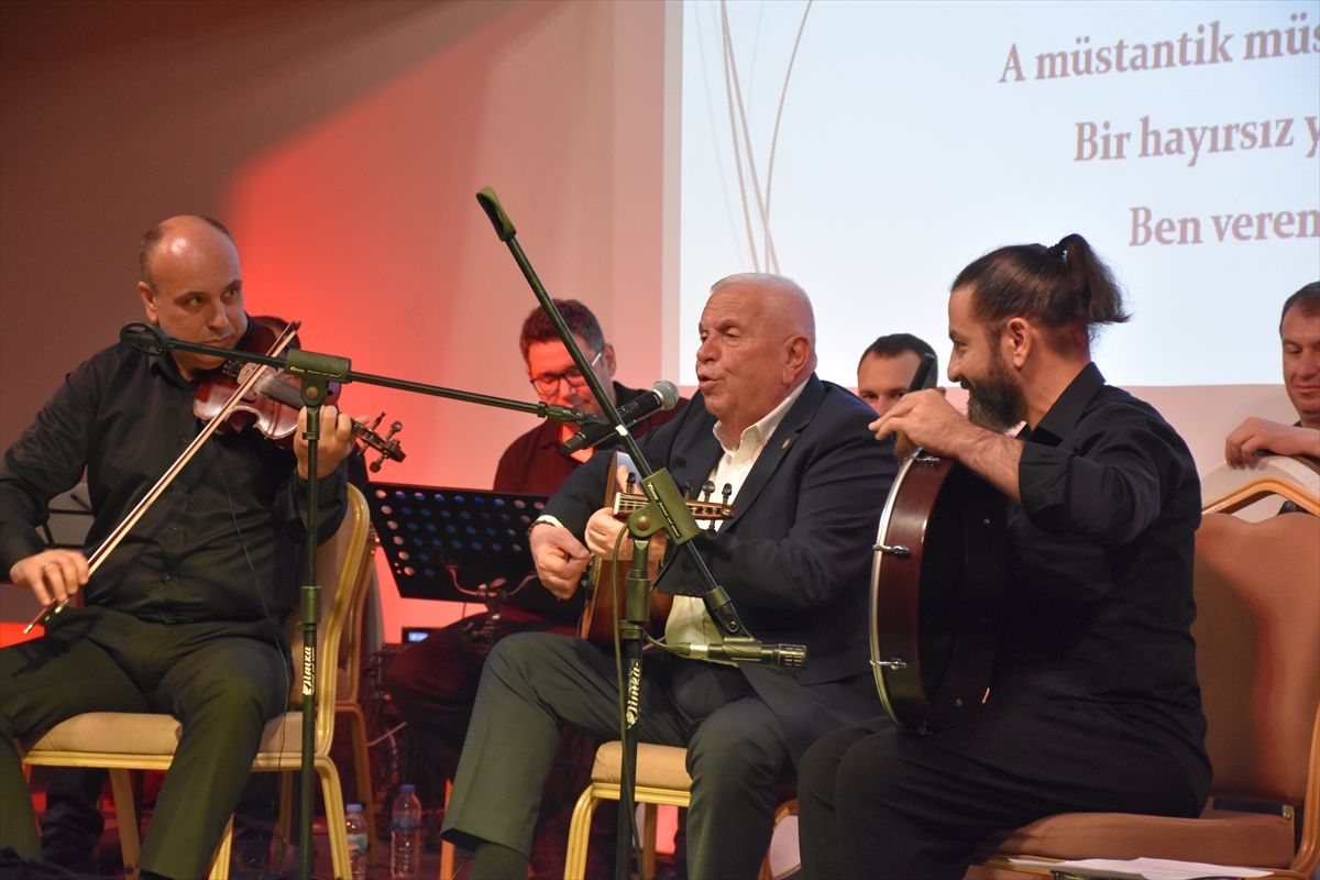 Bergüzar Türk Halk Müziği Topluluğu konser verdi