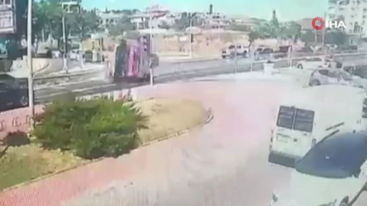 Büyükçekmece E-5'te itfaiye aracı devrildi: O anlar kamerada