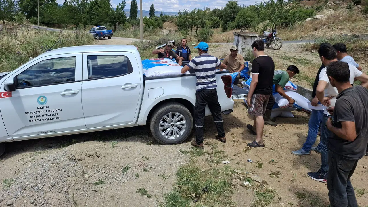 Manisa’da yangından etkilenen üreticiye destek