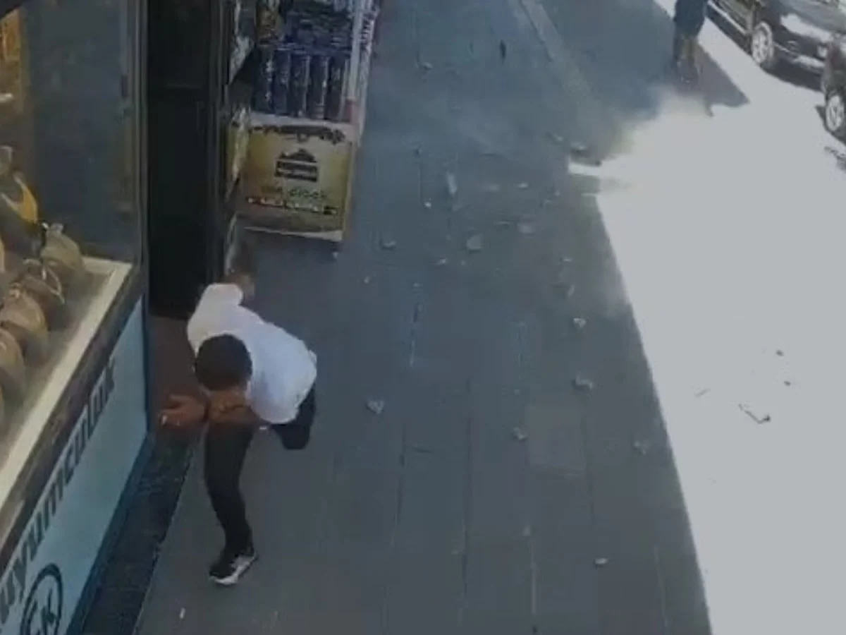 Van'da binadan düşen beton parçaları paniğe neden oldu