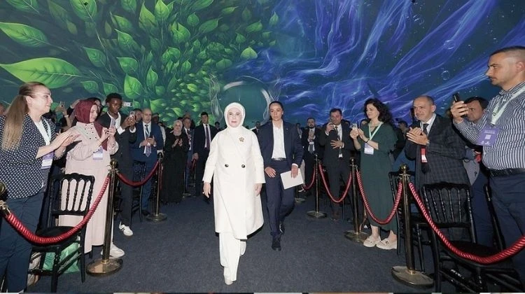 Emine Erdoğan: ‘Kullan-at anlayışı değerleri tüketiyor’