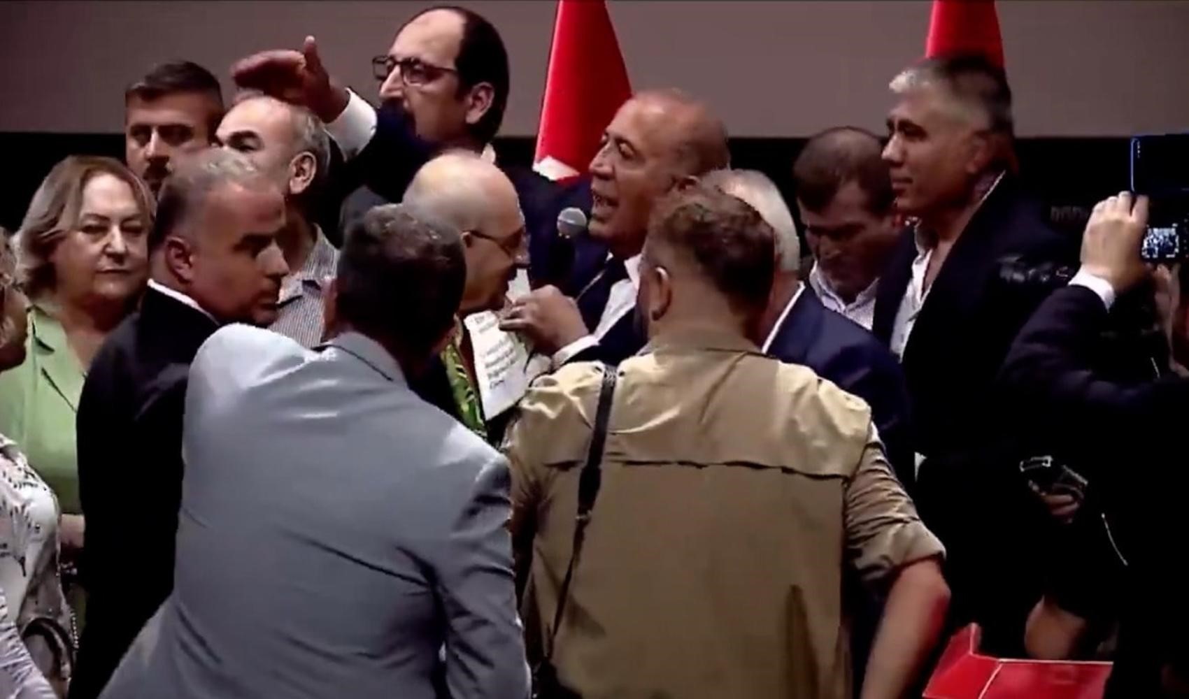 Gürsel Tekin, Kılıçdaroğlu’nun katıldığı törende görevlilere çıkıştı: O sözler kameraya yansıdı