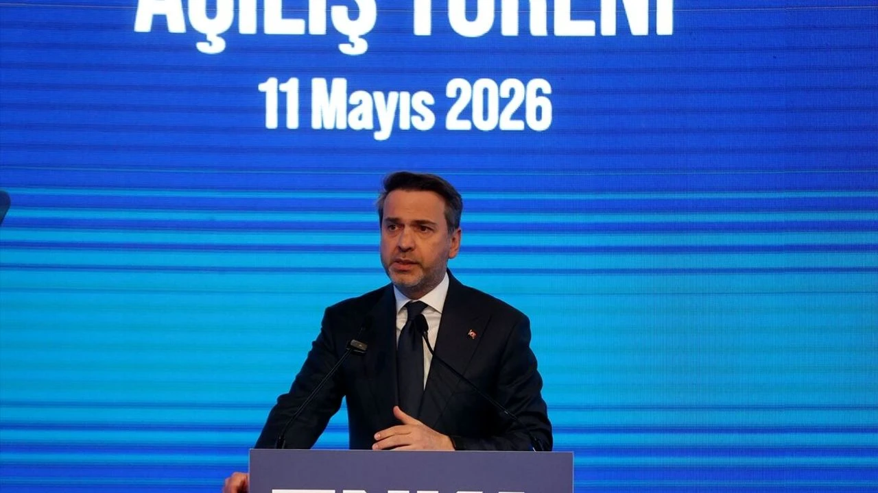Enerji Bakanı Alparslan Bayraktar Türkiye'nin temiz enerji dönüşümü ve karbon nötr hedeflerini Londra'da açıkladı