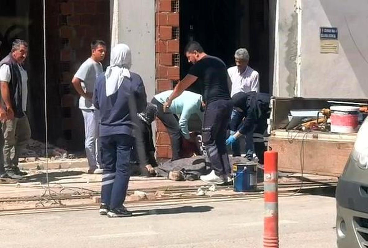 Elektrik akımına kapılıp inşaattan düşerek öldü