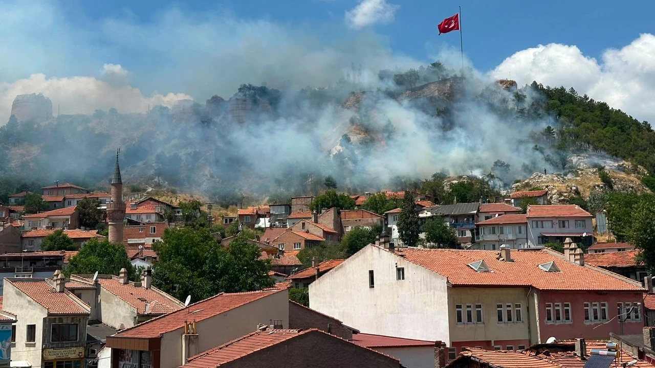 Tarihi Kütahya Kalesi’nin Etekleri Alev Alev Yanıyor