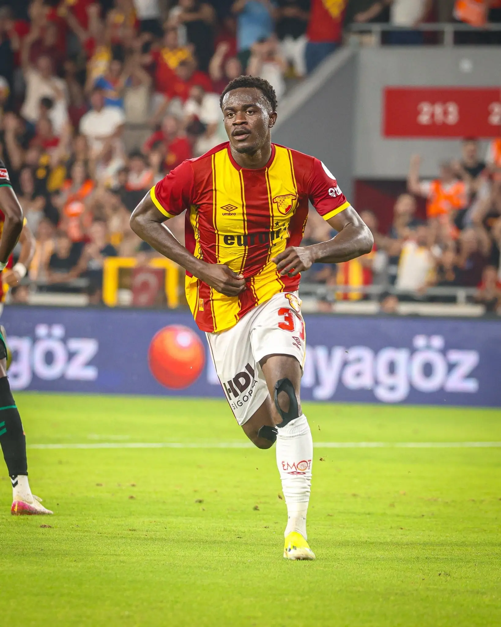 Coventry City, Anthony Dennis'in peşinde