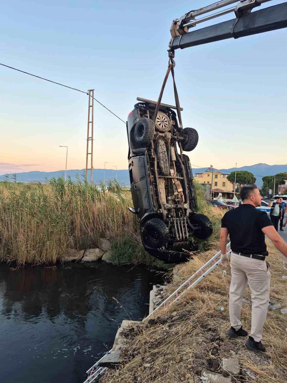Dereye uçan arazi taşıtındaki 2 genç hayatını kaybetti, 1 yaralı
