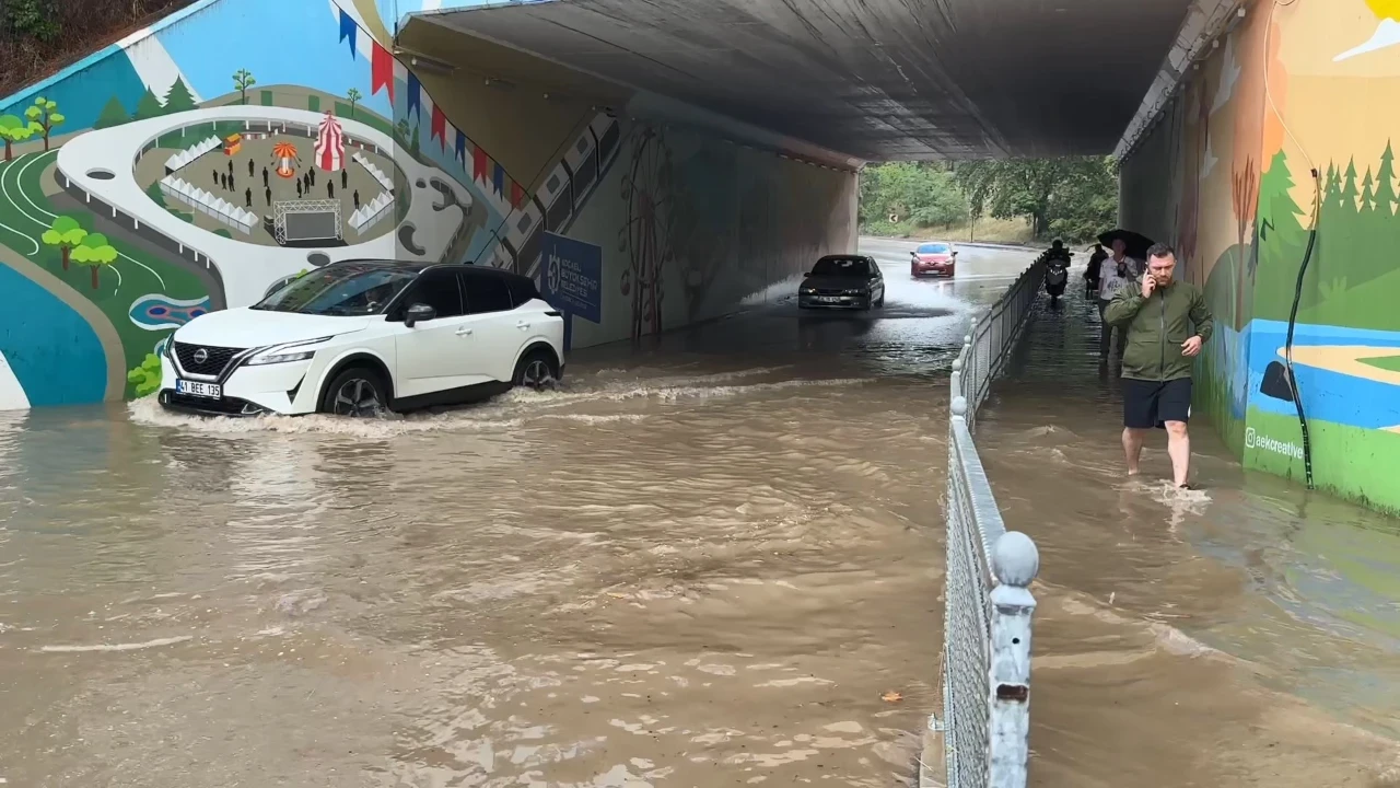 Sağanak yağış Kocaeli’de de hayatı felç etti: Alt geçidi su bastı