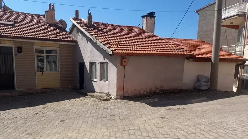 Gürültü nedeniyle tartıştıkları komşunun bıçakladığı anne öldü, kızı ağır yaralı
