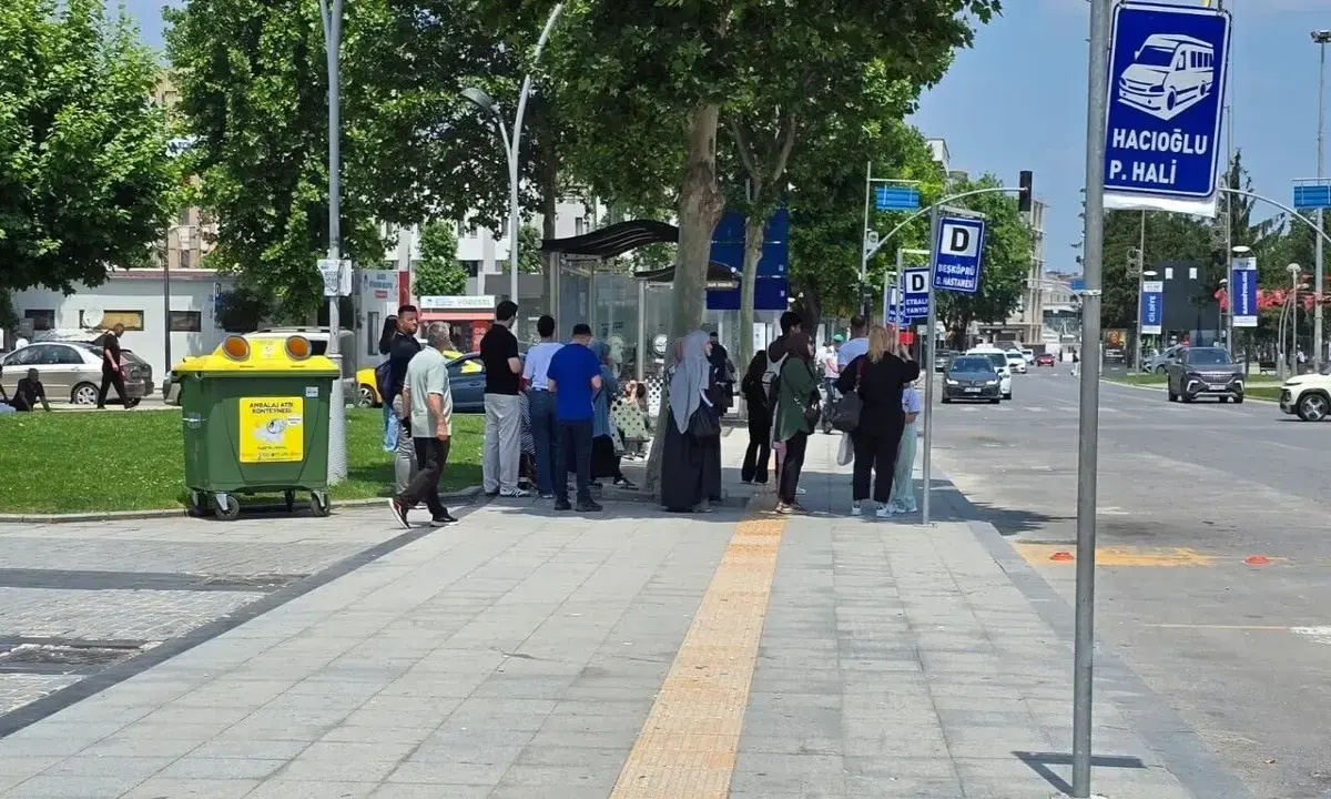 Sakarya'da toplu taşıma krizi! Saatte bire düşünce isyan başladı