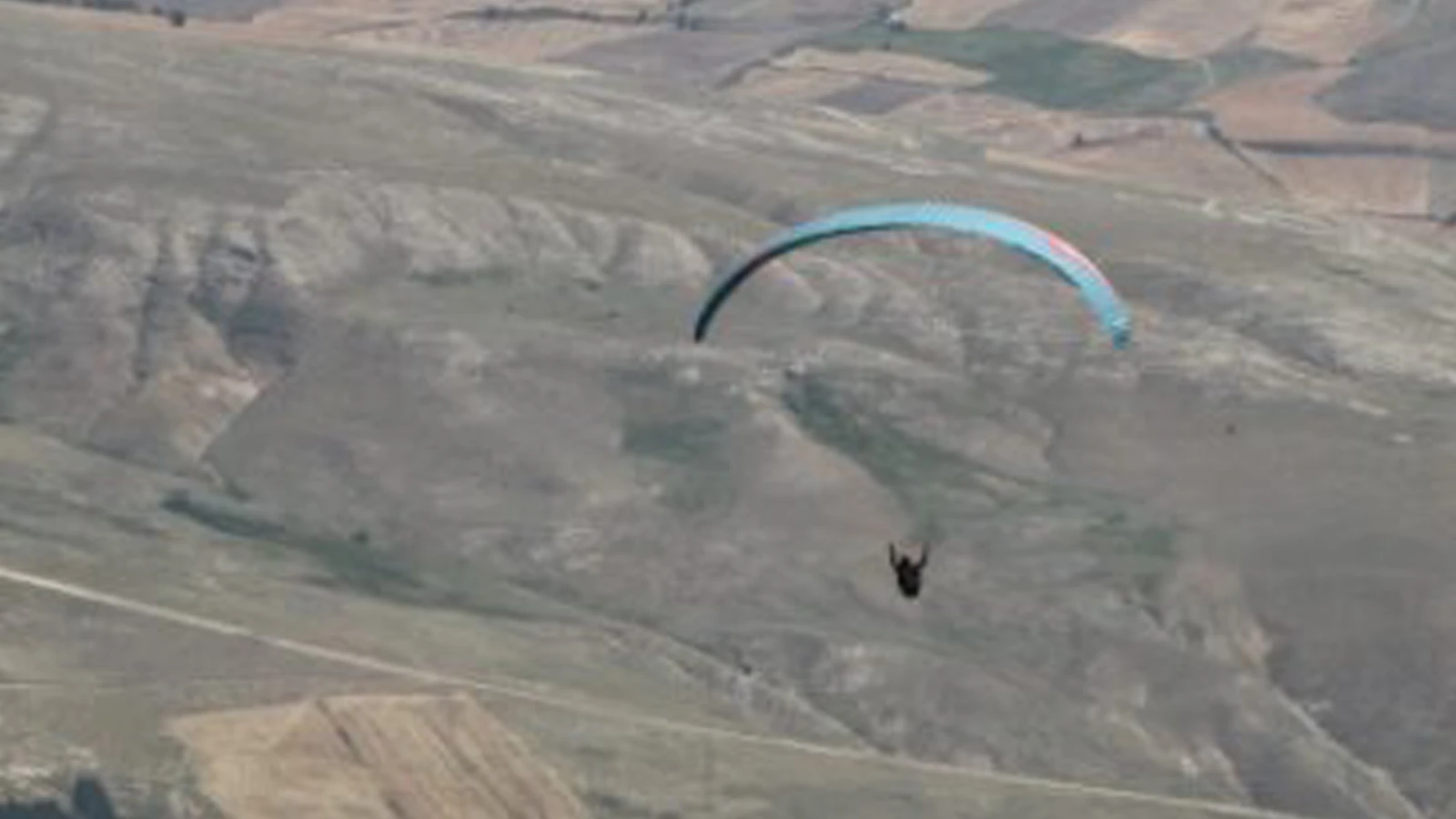 Kayalıklara düşen yamaç paraşütü pilotu öldü
