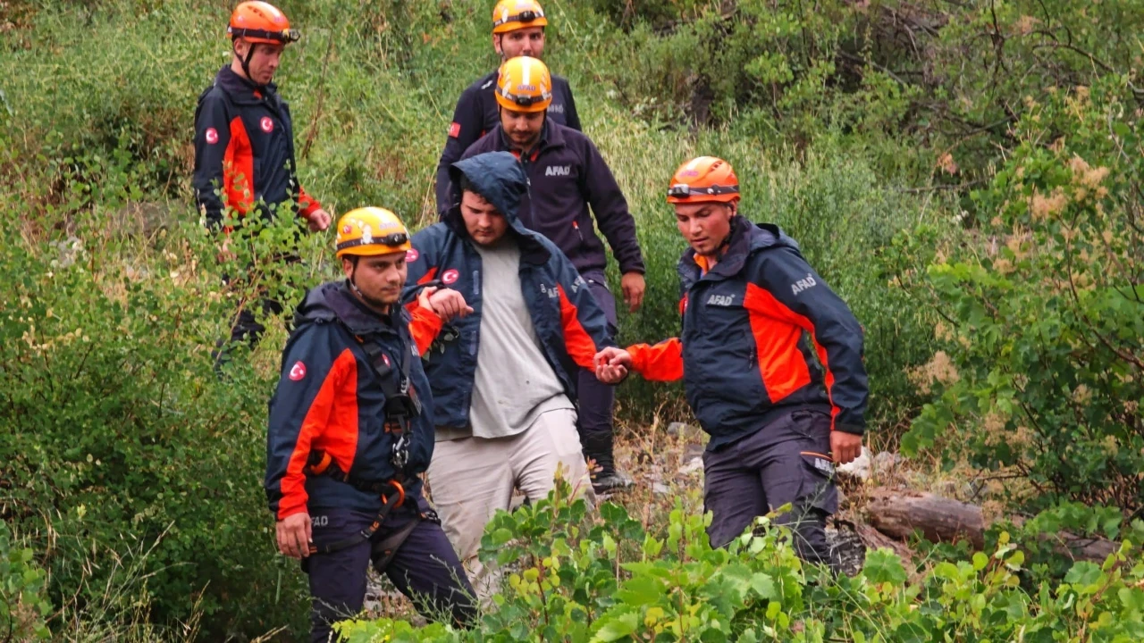 Sarp kayalıklarda mahsur kalan genç ekipleri alarma geçirdi