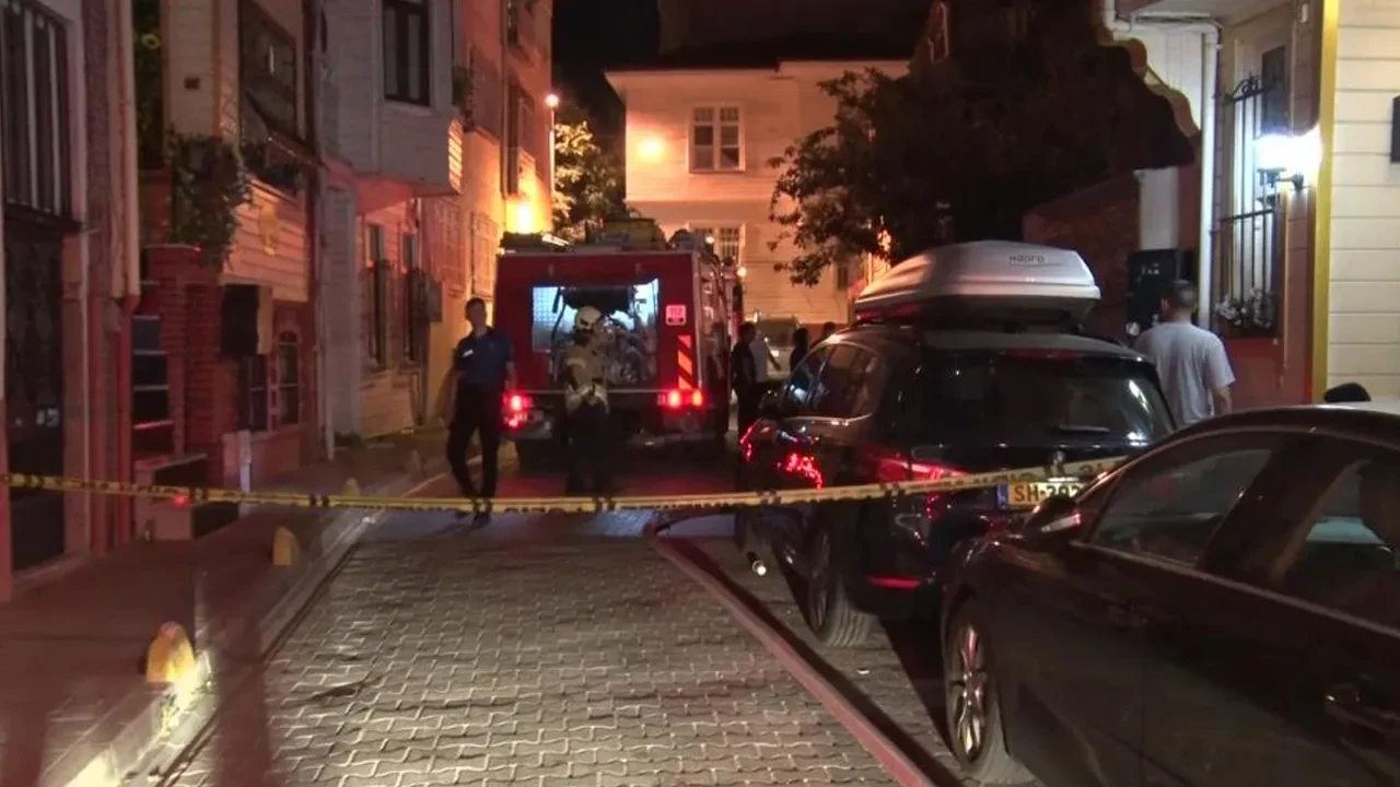 Fatih'te evdeki tüp yangına neden oldu: 1 itfaiye eri yaralandı