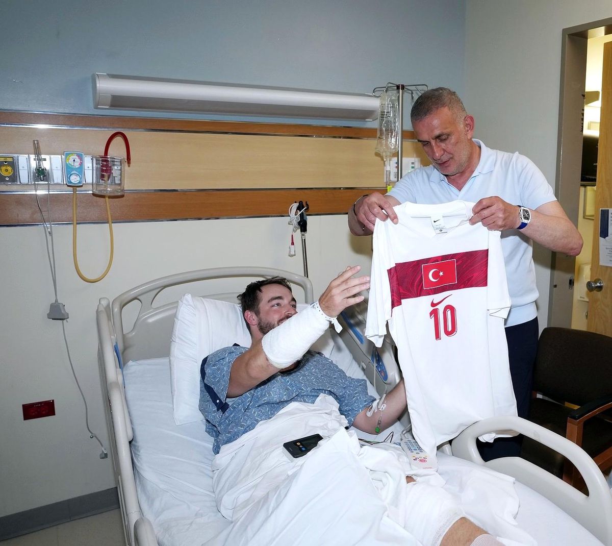 TFF Başkanı Hacıosmanoğlu, kaza geçiren polisi hastanede ziyaret etti