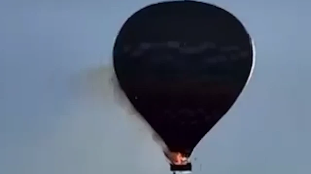 Sıcak hava balonu bir anda alev aldı: Turist kendini kurtarmak için yüzlerce metreden kendini boşluğa bıraktı