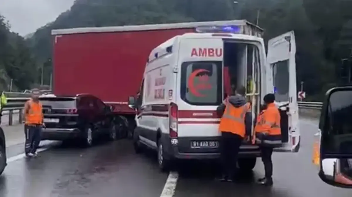 Seyir halindeki tırdan ayrılan dorseye otomobil çarptı