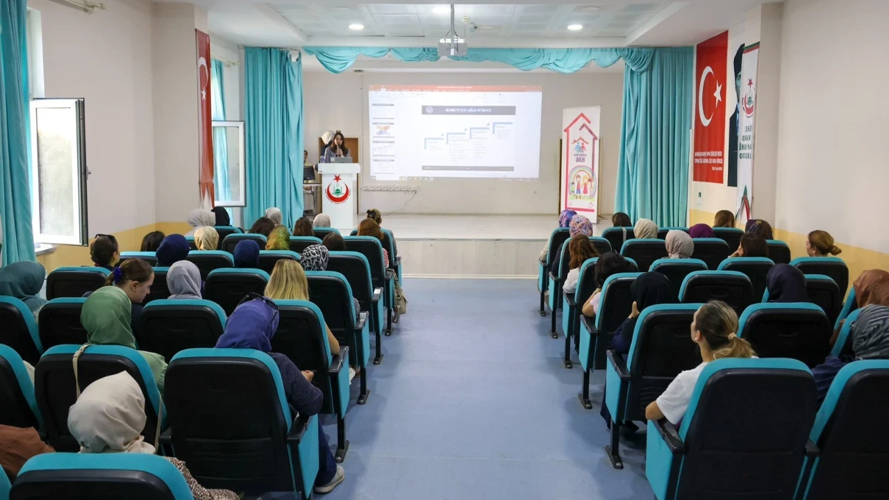 Zeynep Sözer, Osmaneli’de düzenlenen ‘Koruyucu Aile Semineri’ne katıldı