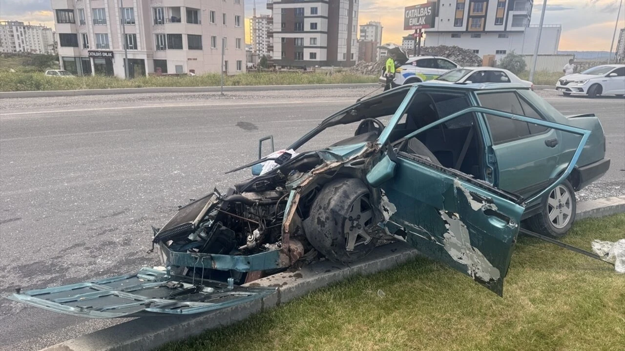 Refüje çıkan araç kağıt gibi ezildi: 4 yaralı