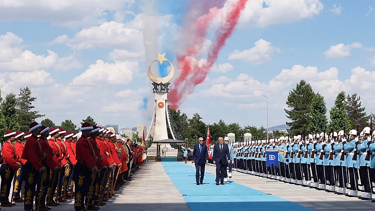Trump Grönland iddiasını yeniledi: NATO liderleri 2. günde toplanıyor