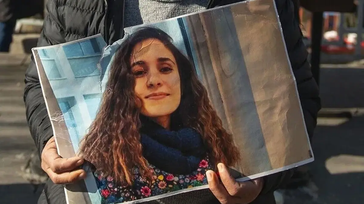 Gülistan Doku soruşturması... Tuncay Sonel'in eşi 'katil' sloganlarıyla adliyeye getirildi