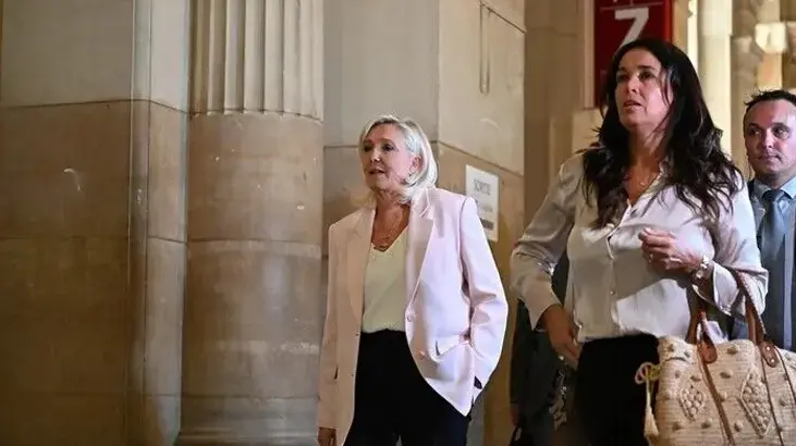 Le Pen'e 15 ay siyasetten men yasağı verildi