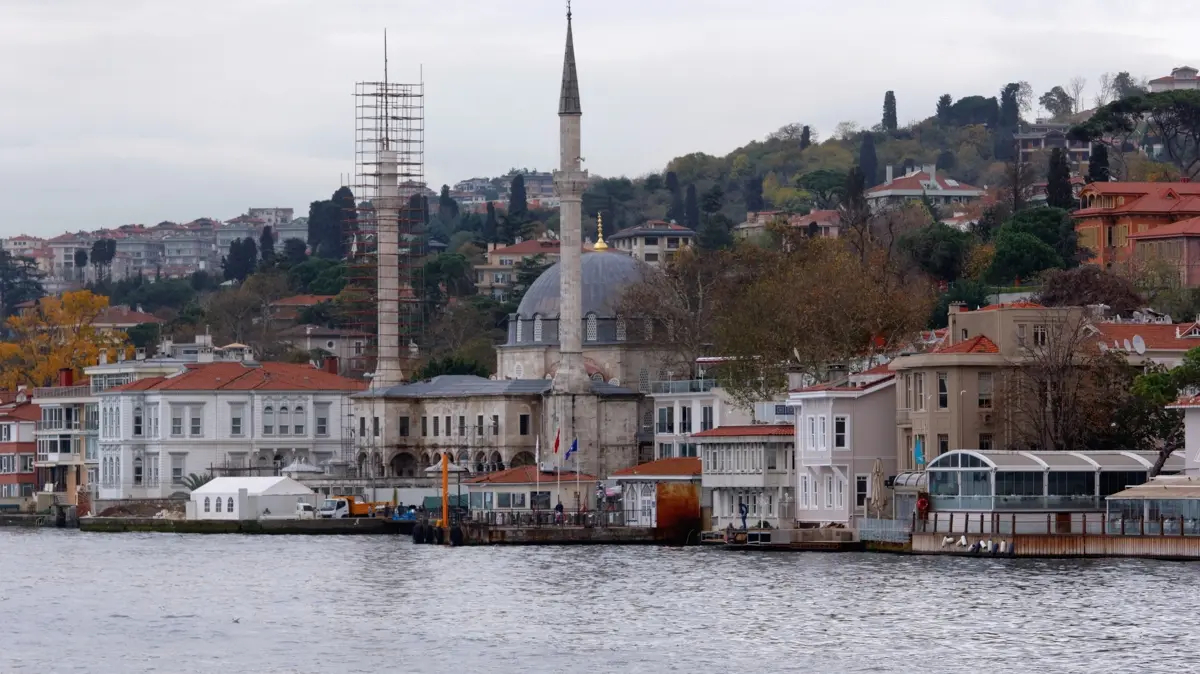 Beylerbeyi Hamid-i Evvel Camii'nin özellikleri: Barok süslemeli ve deniz manzaralı