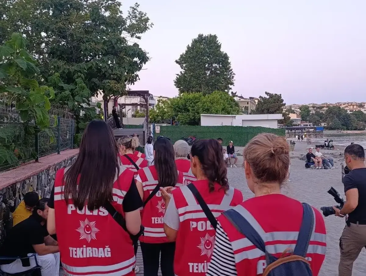 Kadın polislerin yeni mesaisi: Sahilde broşür dağıttılar