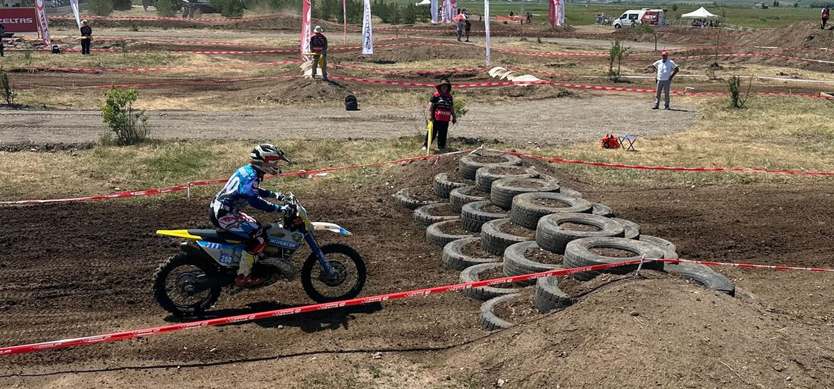 Ağrı'da sporcular piste çıktı