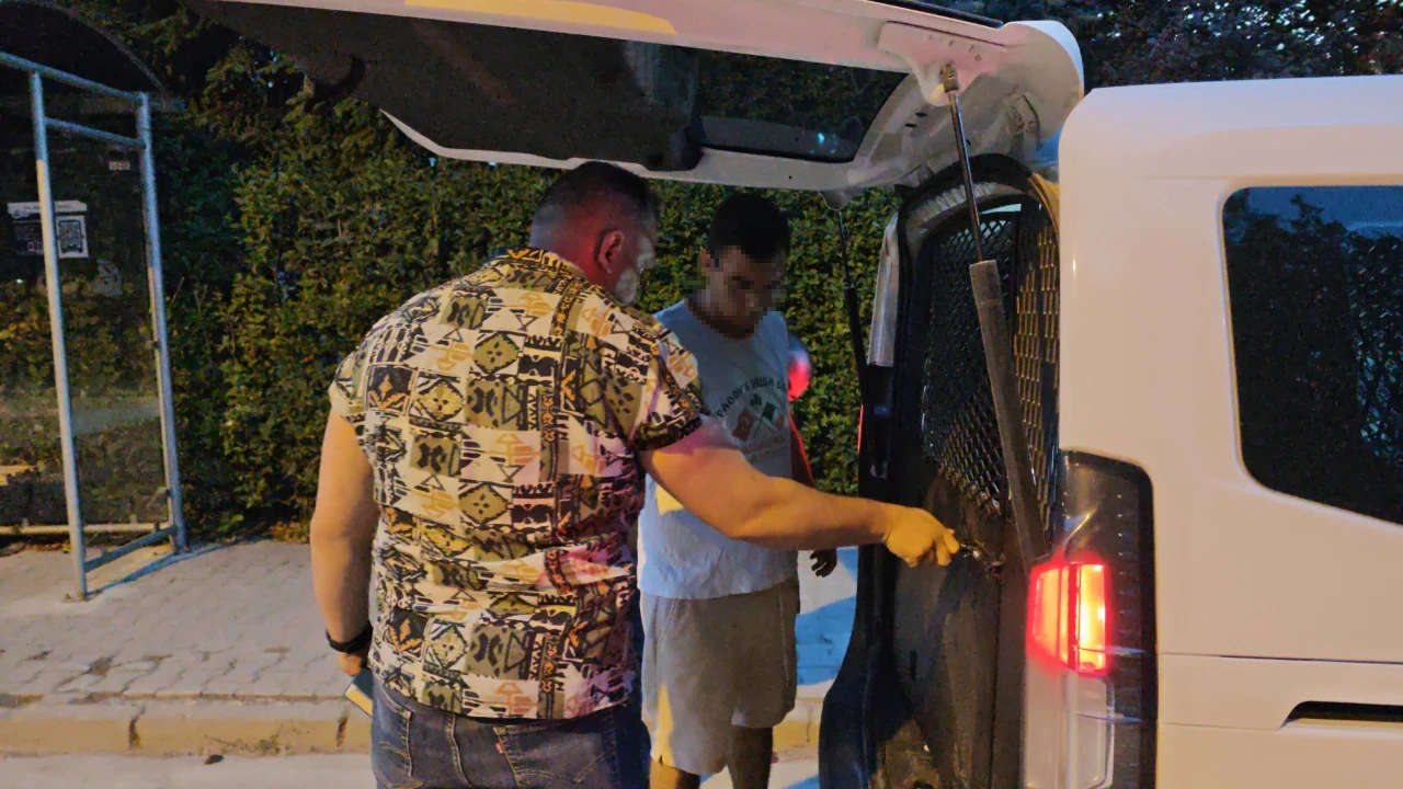 Tartıştığı babasını bıçakladı, eve kilitlenince polis devreye girdi