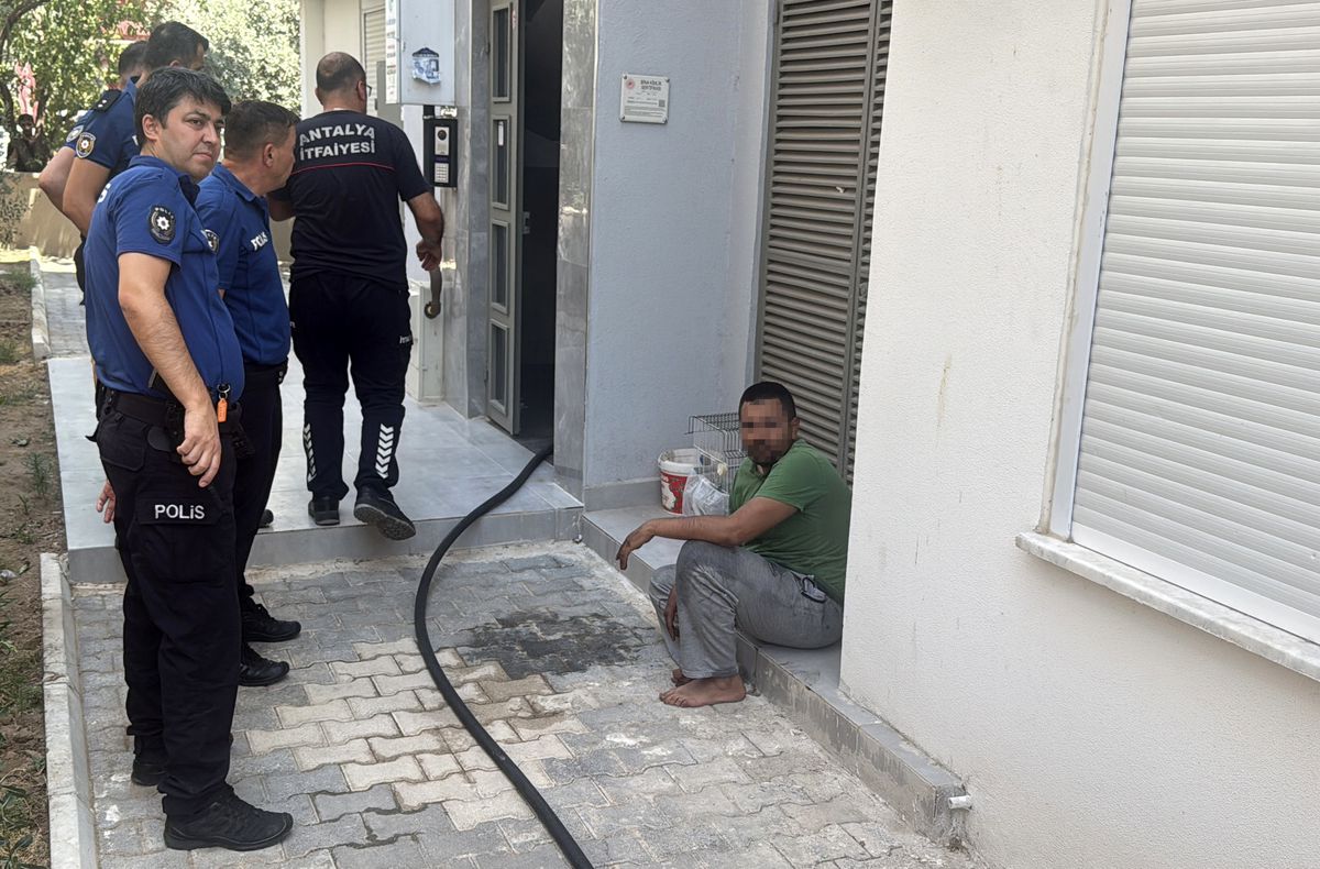 Annesiyle tartışıp kendisini kilitlediği odayı ateşe verdi, kapı kırılarak kurtarıldı