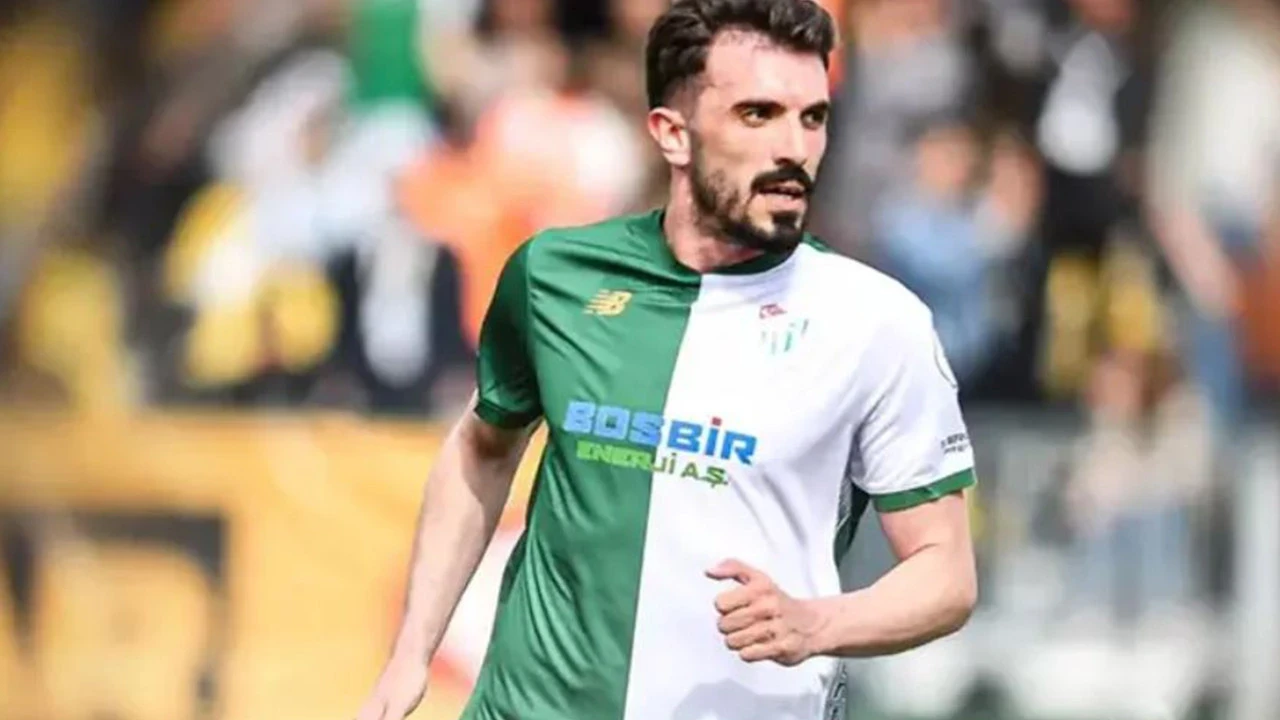 Bursaspor orta saha oyuncusu Hakkı Türker ile yollarını ayırdı