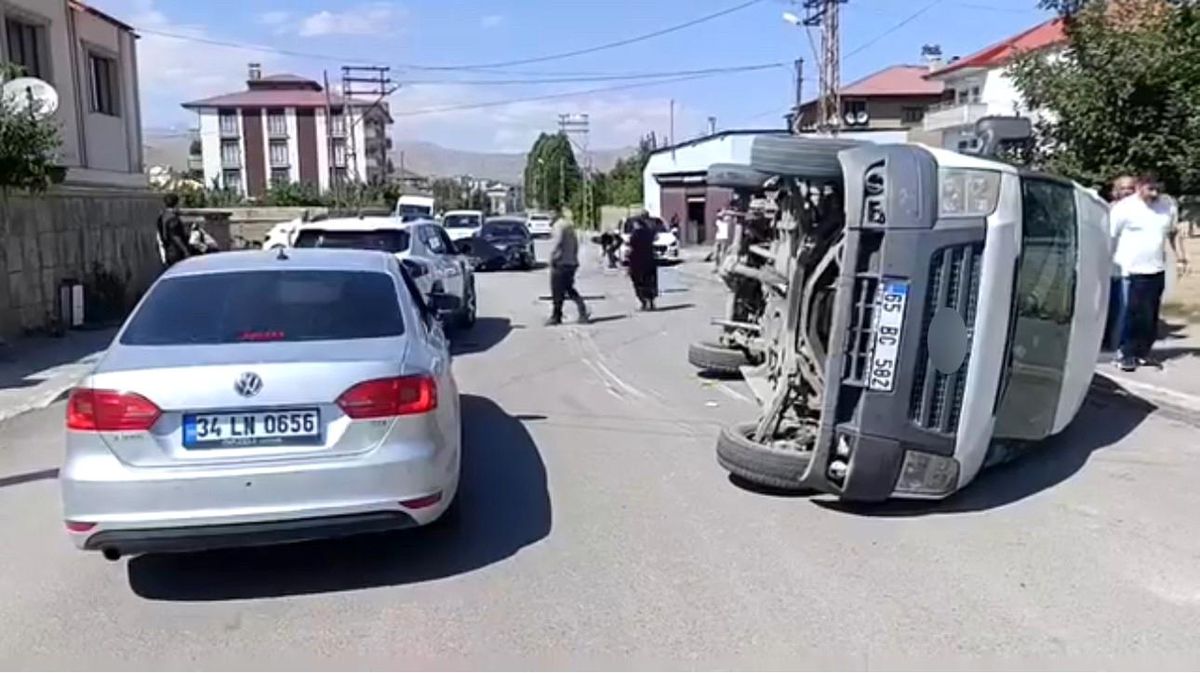 Yüksekova'da trafik kazası: 3 yaralı