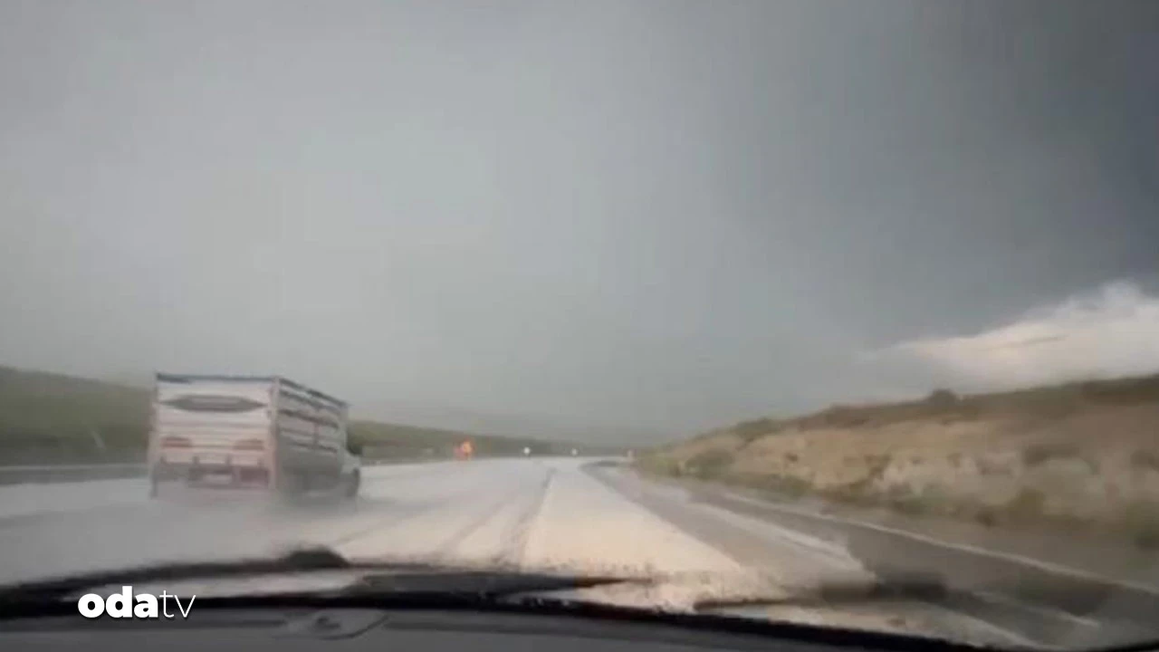 Yaz ortasında yollar beyaza büründü