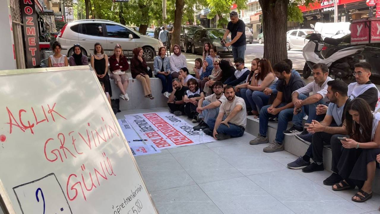 Öğretmeni açlığa mecbur kıldılar