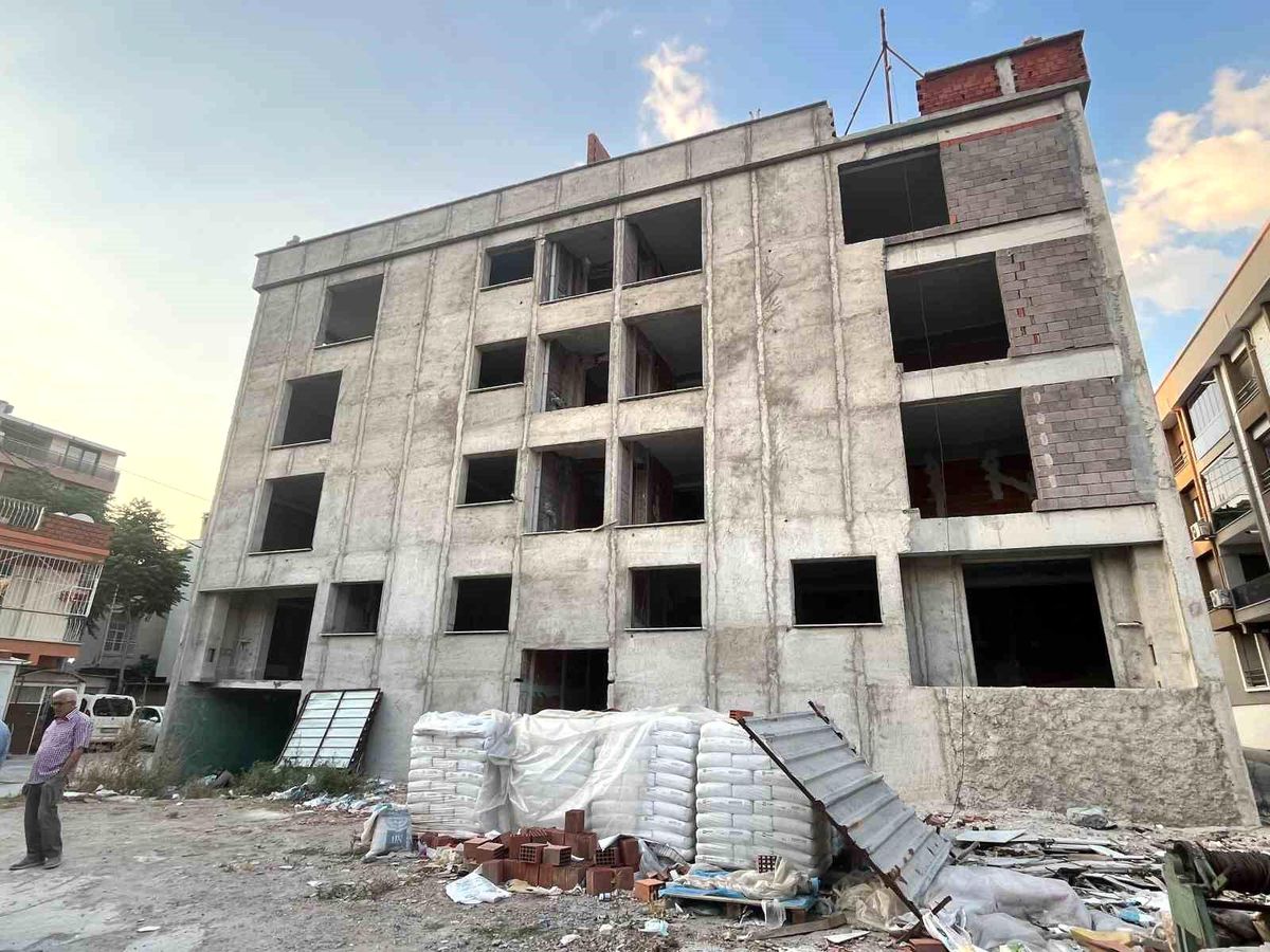 Karşıyaka'da müteahhit aynı daireyi onlarca kişiye sattı: Mağdurlar adliyede