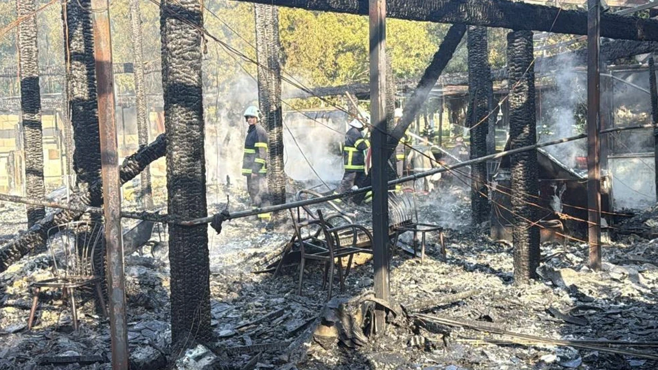 Kafe yangınında itfaiye ekipleri alevleri çevre esnafa sıçramadan söndürdü