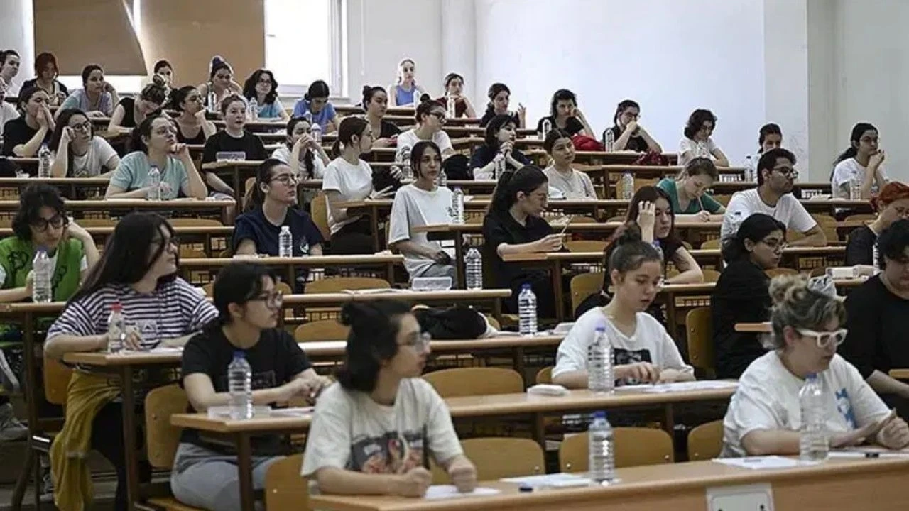 YKS’de iki soru tartışma yarattı! Edebiyatta isim hatası, matematikte cevap krizi! Binlerce aday ayağa kalktı