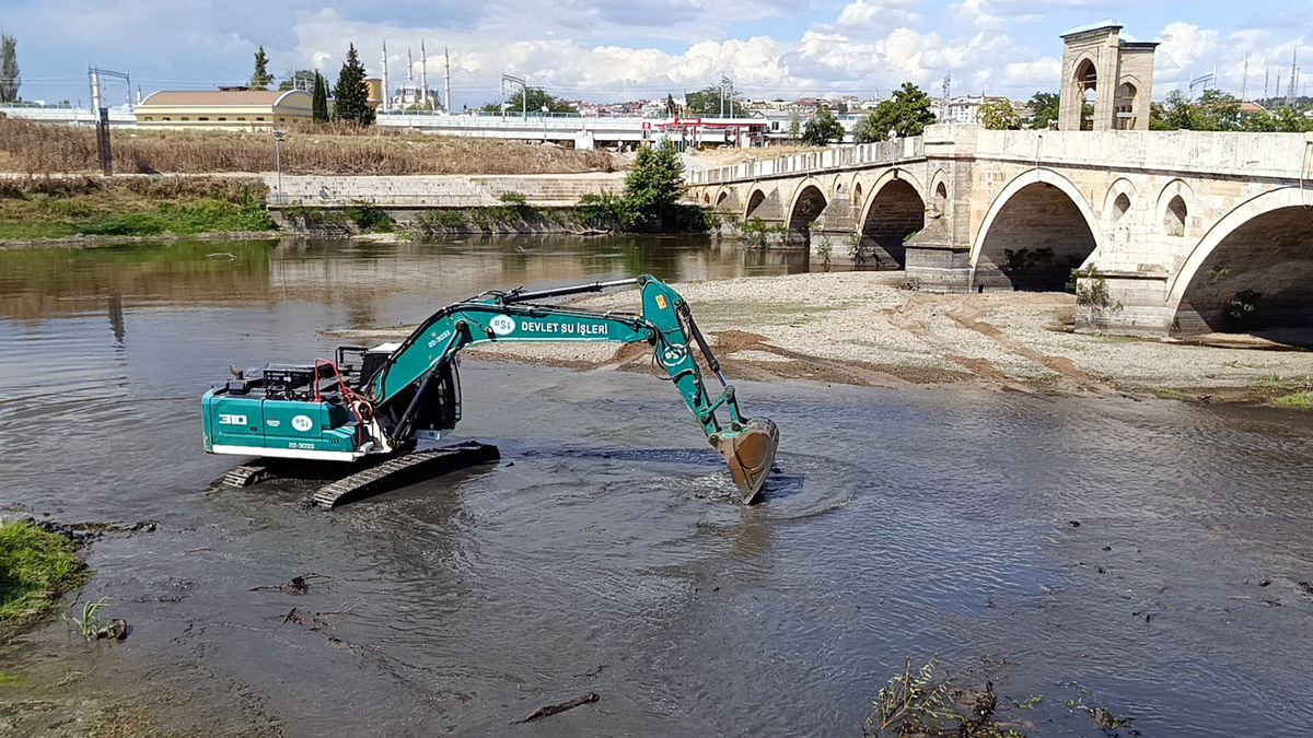 Debisi düşen Tunca Nehri'nde temizleme çalışması